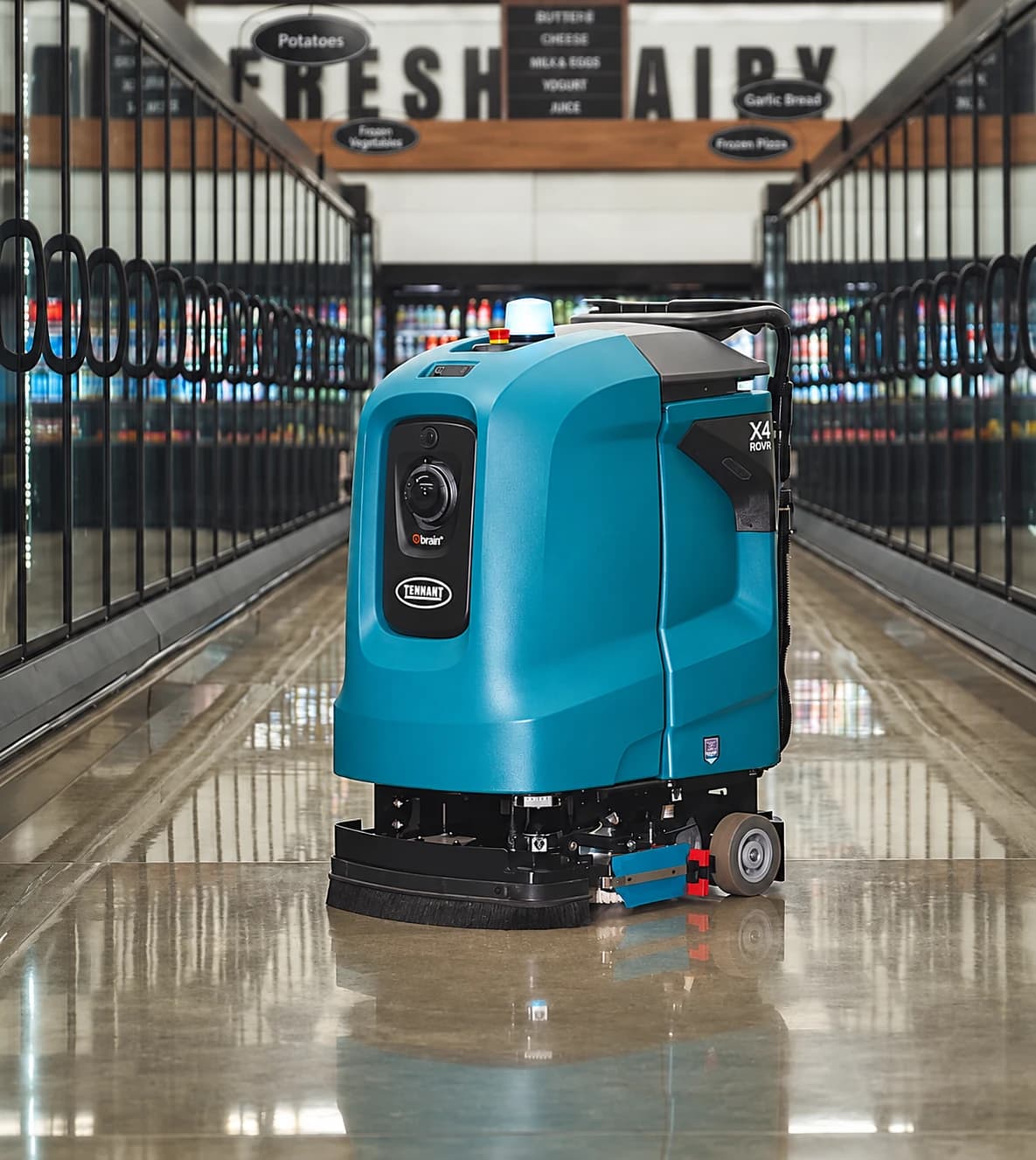 Tennant X4 ROVR en un pasillo comercial
